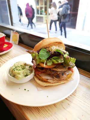 Vegan burger with added toppings at Almalibre Acai Bar in Valencia