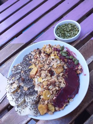 Acai bowl with fruits and seeds at Almalibre Acai Bar in Valencia