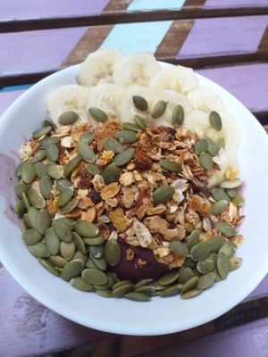 Acai bowl with banana, oats and pumpkin seeds at Almalibre Acai Bar in Valencia