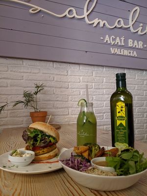 burger and a salad at Almalibre Acai Bar in Valencia