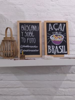 Follow them! at Almalibre Acai Bar in Valencia