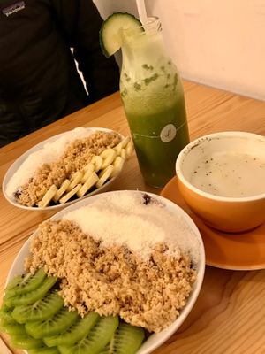Açaí , Juice and Matcha Green tea latte! at Almalibre Acai Bar in Valencia