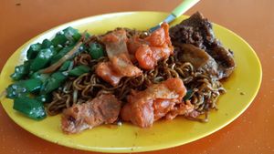 Fried mee at Kwan Inn Vegetarian 观音斋 - Boon Lay in West Singapore