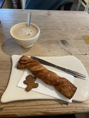 Café latte & tortillon (the gingerbread cookie is not vegan ☹️)  at Le Pain Quotidien - Tongres in Brussels