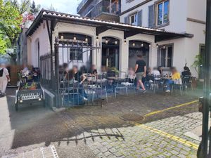 Outdoor seating at Juicery 21 in Zurich