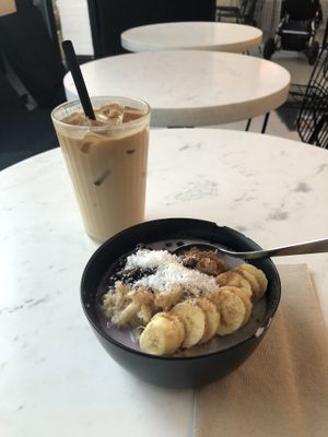 iced coffee and delicious oatmeal at Juicery 21 in Zurich