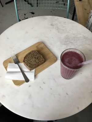 Banana bread and açaí shake  at Juicery 21 in Zurich