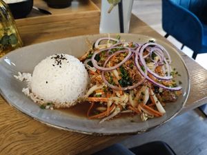 Wok-Basilikum mit Reis with Seitan at Tata Restaurant in Vienna