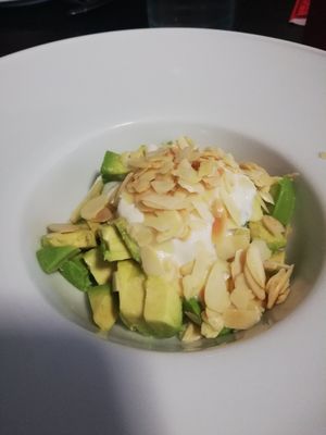 Antipasto avocado, yogurt e mandorle at Asia Fusion Sushi in Paderno Dugnano