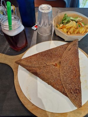 Vegan galette with salad and fries, and strawberry-passion fruit bubble tea at Cosy Lunch in Rouen