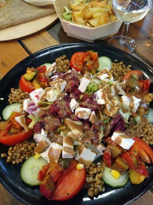 Vegan salad with tofu at Cosy Lunch in Rouen