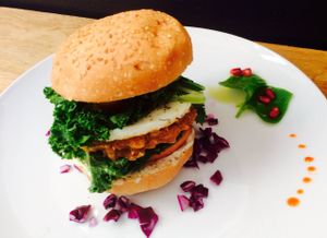 burger at Lula Cantine Bio & Veggie in Paris