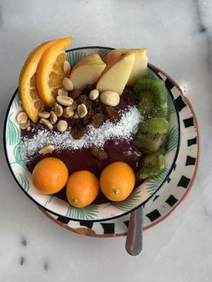 Açaí bowl  at Lula Cantine Bio & Veggie in Paris