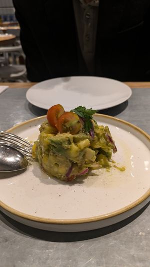 El tartar no estaba balanceado, me pareció una montaña de cubos de aguacate y cebolla, el resto de los sabores no se percibía... Además por el precio, no lo vuelvo a probar. at Teresa Carles in Lleida