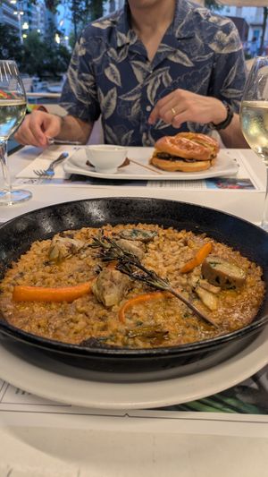 La paella tiene muy pocas verduras, dos alcachofas (en cuatro trozos), cuatro tiras de zanahoria, y dos o tres pedazos del tallo de un hongo... Pff a mi esposo le gusta el sabor .. at Teresa Carles in Lleida