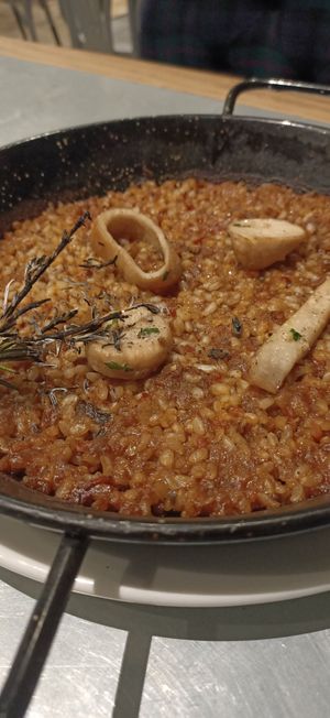 Paella con vieira y calamares plant based (era como una especie de seta creo) at Teresa Carles in Lleida