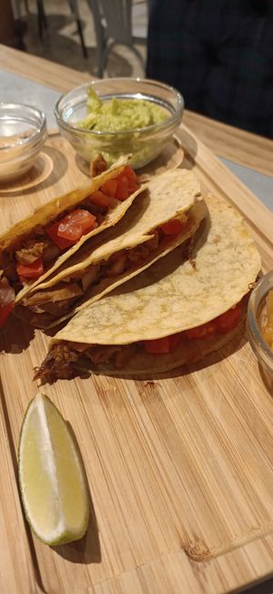 Tacos de jackfruit con salsa de Chipotle y guacame at Teresa Carles in Lleida