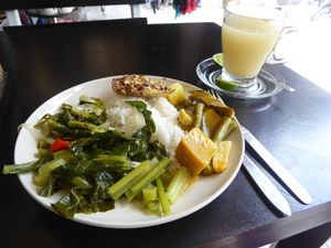 Essen vom Buffet mit Ingwertee at One Yoga Cafe in Koh Phangan