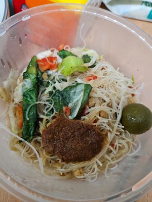 Fried Mee Hoon at Ming Ri Vegetarian in Northeast Singapore