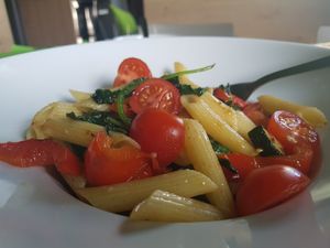 makaron salsa z cukinią, papryką, pomidorkami curry, szpinakiem, czosnkiem, ziarnami sezamu - na oliwie  at Zielony Rower in Gdynia