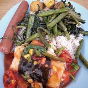 A sausage and dishes that you may point by the counter at Hongming Vegetarian Food in Krabi