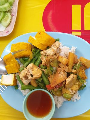 Tofu mit Süßsauer-Soße, Reis mit Tofu und Ananas at Hongming Vegetarian Food in Krabi