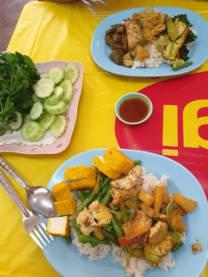 Es gibt immer Frische Gurken und Grünes darzu 😊 at Hongming Vegetarian Food in Krabi