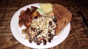 Brunch: potatoes, toasts, tofu, mushrooms, olives and fruits at Poyo & the Sprout in St Johns