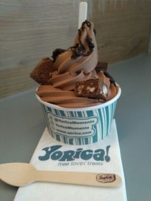 vegan fro-yo with choc sauce and tiffin squares at Yorica in London
