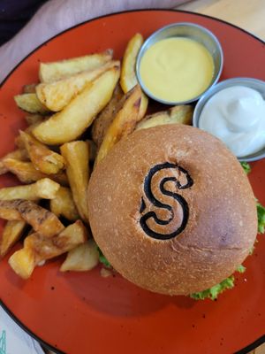 vegan burger 🍔 at Seitan Urban Bistro in Lima