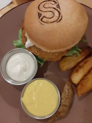 Burger Crunchy et Burger Beef at Seitan Urban Bistro in Lima