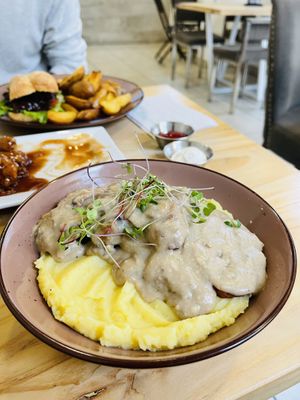 Seitan dish with mashed potatoes and gravy sauce  at Seitan Urban Bistro in Lima