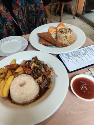 Saltade de seitan y chaufa con apanado at Seitan Urban Bistro in Lima