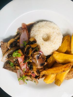 Saltado de seitan y champiñones at Seitan Urban Bistro in Lima