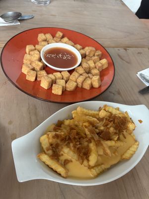 Tofu appetizer and chili cheese fries were sadly not tastyy  at Seitan Urban Bistro in Lima