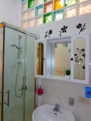 toilet and shower cabin at Casa Veggy in Rome