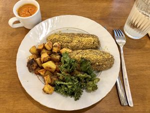 Broccoli rice croquettes with chía and carrot, homemade ketchup, kale chips and baked sweet potato   at Biokalma in Mallorca