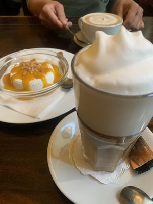 Megaschaum auf dem Latte Macchiato! In diesem Fall aus einer Mischung aus Hafer- und Sojamilch.   at Zen House in Berlin