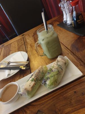 Sommerrollen & Matchashake at Zen House in Berlin