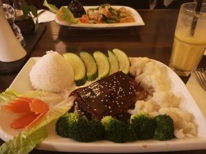 Tofusteak mit Teriakysauce und Gemüse und Reis at Zen House in Berlin
