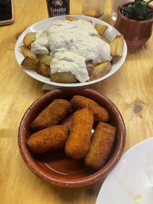 Patatas gajo y croquetas   at La Alpargata in Madrid