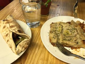 La alpargata, baracchino del Mercado de San Fernando del quartiere multiculturale di Lavapiés, offre un sacco di scelte vegane: consiglio soprattutto il churriburrito, fantastico! at La Alpargata in Madrid