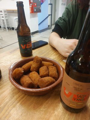 De croquetas y cerveza fresquita at La Alpargata in Madrid