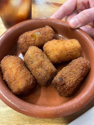 Croquetas half ration at La Alpargata in Madrid