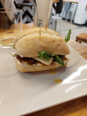 Pulga (mini sandwich) de seitán at La Alpargata in Madrid