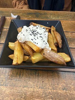 Patatas con salsa de queso azul at La Alpargata in Madrid