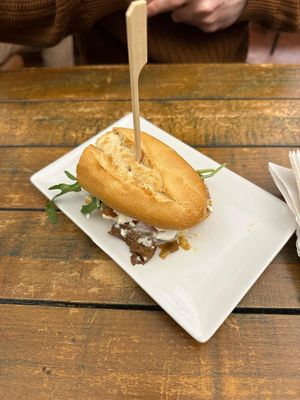 Sandwichito de seitán at La Alpargata in Madrid