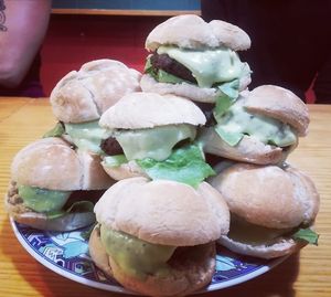 miniburguer de lenteja y remolacha con salsa de aguacate y lima at La Alpargata in Madrid