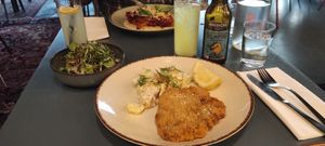 Pilzschnitzel mit Kartoffeln und Salat at MADENITALY in Copenhagen