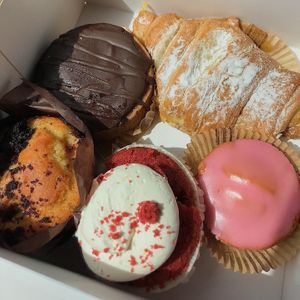 raspberry-chocolate pie, pudding croissant, banana-chocolate muffin, red velvet cupcake, roze koek :) at Het Zaanse Bakkertje / Dutch Vegan Bakery in Zaandijk